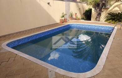 Imagem: A casa possui 3 Dormitórios, 1 Banheiro, 4 Vagas na garagem