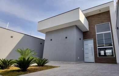 Imagem: A casa possui 3 Dormitórios, 2 Banheiros, 2 Vagas na garagem