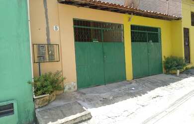 Imagem: A casa possui 2 Dormitórios, 1 Banheiro, 1 Vaga na garagem