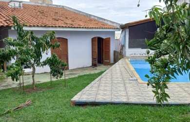 Imagem: A casa possui 4 Dormitórios, 5 Banheiros, 3 Vagas na garagem