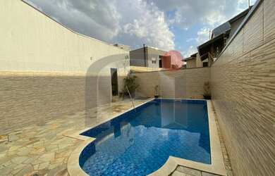 Imagem: A casa possui 3 Dormitórios, 2 Banheiros, 4 Vagas na garagem