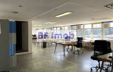 Imagem: O depósito possui 3 Vagas na garagem, 448m² de Área, Imóvel