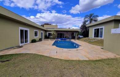 Imagem: A casa em condomínio possui 5 Dormitórios, 5 Banheiros, 4