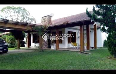 Imagem: A casa possui 4 Dormitórios, 4 Banheiros, 2 Vagas na garagem