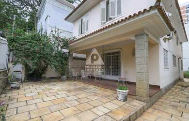 Imagem: A casa possui 4 Dormitórios, 2 Banheiros, 4 Vagas na garagem