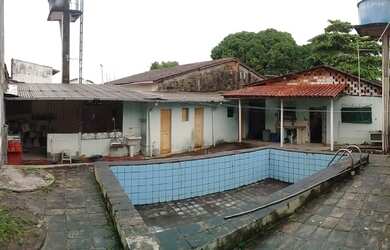 Imagem: A casa possui 3 Dormitórios, 2 Banheiros, 1 Vaga na garagem