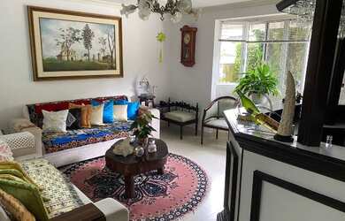 Imagem: A casa possui 4 Dormitórios, 5 Banheiros, 4 Vagas na garagem