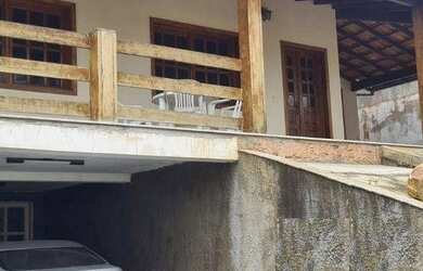 Imagem: A casa possui 4 Dormitórios, 2 Banheiros, 4 Vagas na garagem