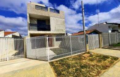 Imagem: A casa possui 3 Dormitórios, 1 Banheiro, 2 Vagas na garagem