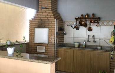 Imagem: A casa possui 3 Dormitórios, 1 Banheiro, 1 Vaga na garagem