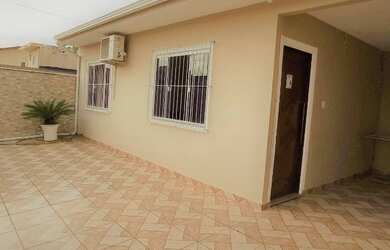 Imagem: A casa possui 2 Dormitórios, 2 Banheiros, 4 Vagas na garagem