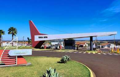 Imagem: A casa possui 2 Dormitórios, 1 Banheiro, 2 Vagas na garagem