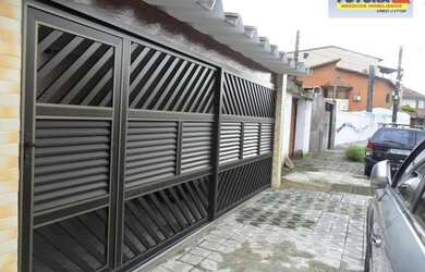 Imagem: A casa possui 3 Dormitórios, 2 Banheiros, 2 Vagas na garagem