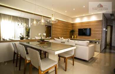 Imagem: A casa possui 3 Dormitórios, 2 Banheiros, 2 Vagas na garagem