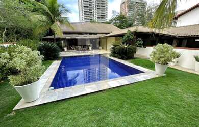 Imagem: A casa em condomínio possui 4 Dormitórios, 5 Banheiros, 3