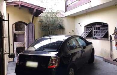 Imagem: A casa possui 5 Dormitórios, 5 Banheiros, 4 Vagas na garagem