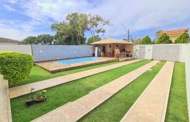 Imagem: A casa possui 3 Dormitórios, 2 Banheiros, 2 Vagas na garagem