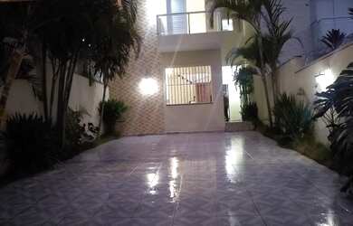 Imagem: A casa possui 3 Dormitórios, 4 Banheiros, 4 Vagas na garagem