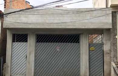 Imagem: A casa possui 5 Dormitórios, 3 Banheiros, 2 Vagas na garagem