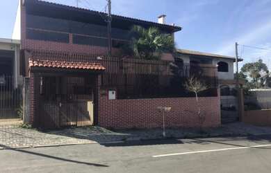 Imagem: A casa possui 4 Dormitórios, 2 Banheiros, 2 Vagas na garagem