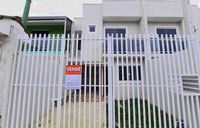 Imagem: A casa possui 3 Dormitórios, 2 Banheiros, 1 Vaga na garagem