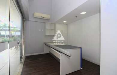 Imagem: O depósito possui 2 Vagas na garagem e 200m² de Área e está