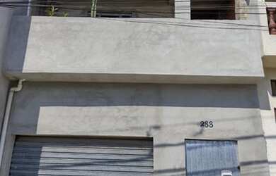 Imagem: A casa possui 1 Dormitório, 1 Banheiro, 1 Vaga na garagem e