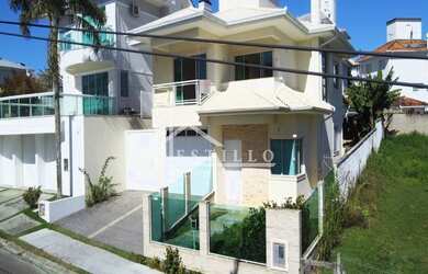 Imagem: A casa possui 4 Dormitórios, 3 Banheiros, 3 Vagas na garagem