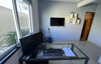 Imagem: A casa possui 5 Dormitórios, 5 Banheiros, 4 Vagas na garagem