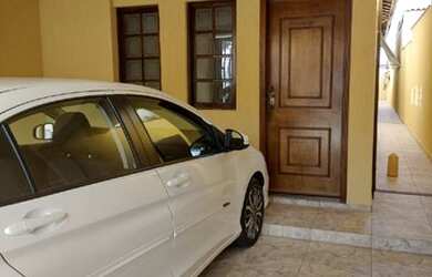 Imagem: A casa possui 3 Dormitórios, 1 Banheiro, 2 Vagas na garagem