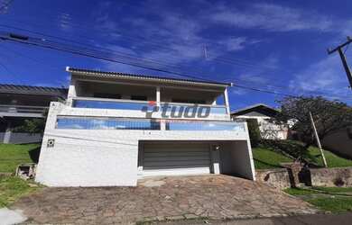 Imagem: A casa possui 4 Dormitórios, 4 Banheiros, 4 Vagas na garagem