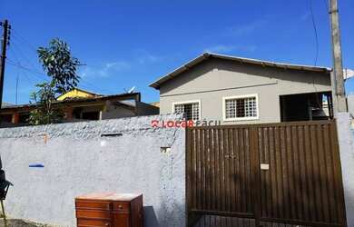 Imagem: A casa possui 3 Dormitórios, 1 Banheiro, 2 Vagas na garagem