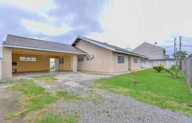 Imagem: A casa possui 3 Dormitórios, 1 Banheiro, 5 Vagas na garagem