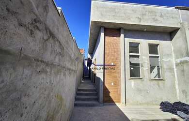 Imagem: A casa possui 3 Dormitórios, 2 Banheiros, 2 Vagas na garagem