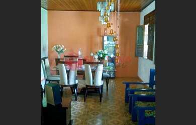 Imagem: A casa possui 4 Dormitórios, 2 Banheiros, 5 Vagas na garagem