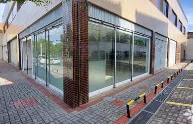 Imagem: O depósito possui 4 Vagas na garagem, 180m² de Área e está