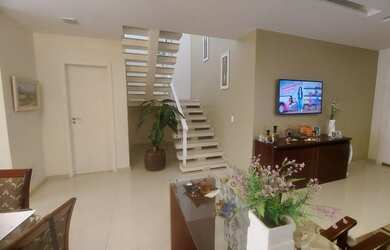 Imagem: A casa possui 2 Dormitórios, 3 Banheiros, 4 Vagas na garagem