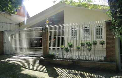 Imagem: A casa possui 3 Dormitórios, 3 Banheiros, 4 Vagas na garagem