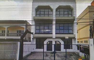 Imagem: O depósito possui 4 Vagas na garagem, 550m² de Área e está