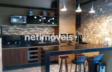 Imagem: A casa possui 3 Dormitórios, 3 Banheiros, 4 Vagas na garagem