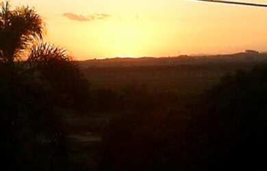 Imagem: A casa possui 3 Dormitórios, 3 Banheiros, 2 Vagas na garagem