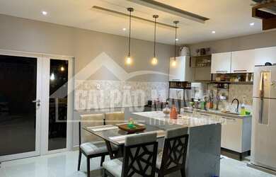 Imagem: A casa possui 2 Dormitórios, 2 Banheiros, 2 Vagas na garagem