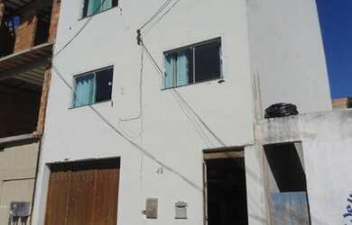 Imagem: A casa possui 3 Dormitórios, 2 Banheiros, 2 Vagas na garagem