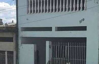 Imagem: A casa possui 2 Dormitórios, 1 Banheiro, 2 Vagas na garagem