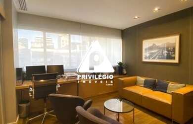 Imagem: O depósito possui 3 Vagas na garagem, 106m² de Área e está