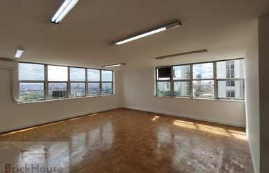 Imagem: O depósito possui 1 Vaga na garagem e 100m² de Área e está