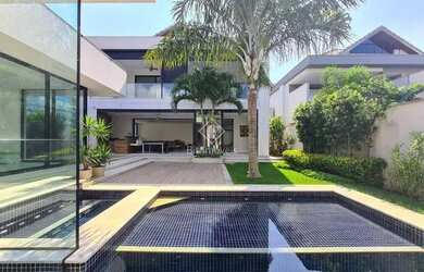 Imagem: A casa em condomínio possui 5 Dormitórios, 5 Banheiros e 783m²