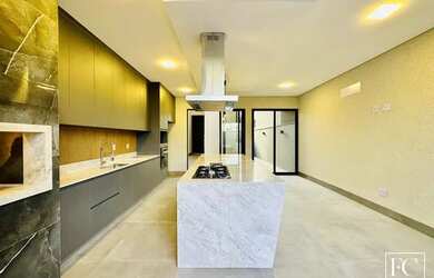 Imagem 12: Com uma fachada de tirar o fôlego, essa linda casa no Village Damha Rio...