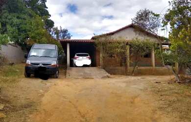 Imagem: A casa possui 3 Dormitórios, 2 Banheiros, 5 Vagas na garagem