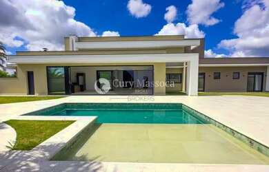 Imagem: A casa possui 4 Dormitórios, 5 Banheiros, 4 Vagas na garagem